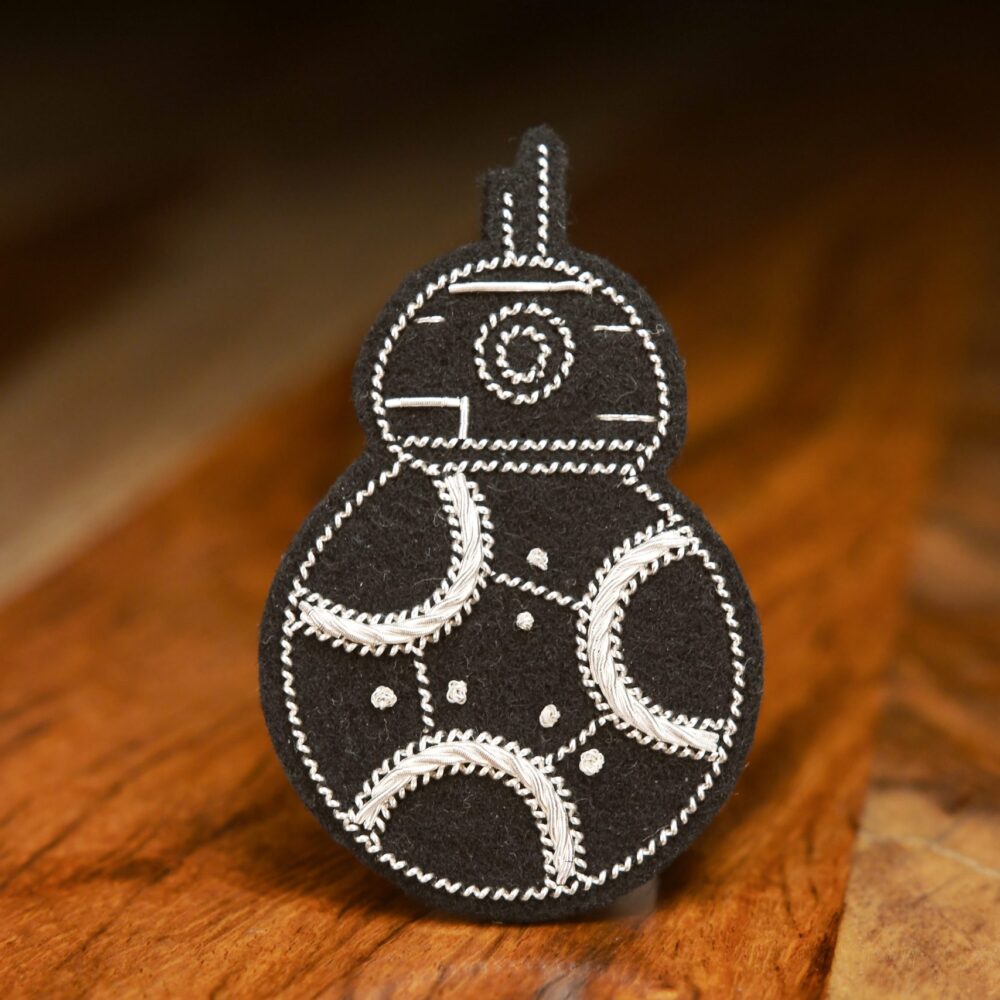 Pin's bb robot (argent, fond noir)