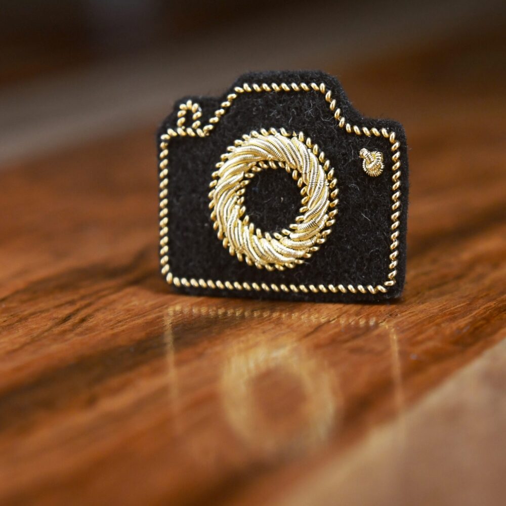 Pin's appareil photo (or, fond noir).