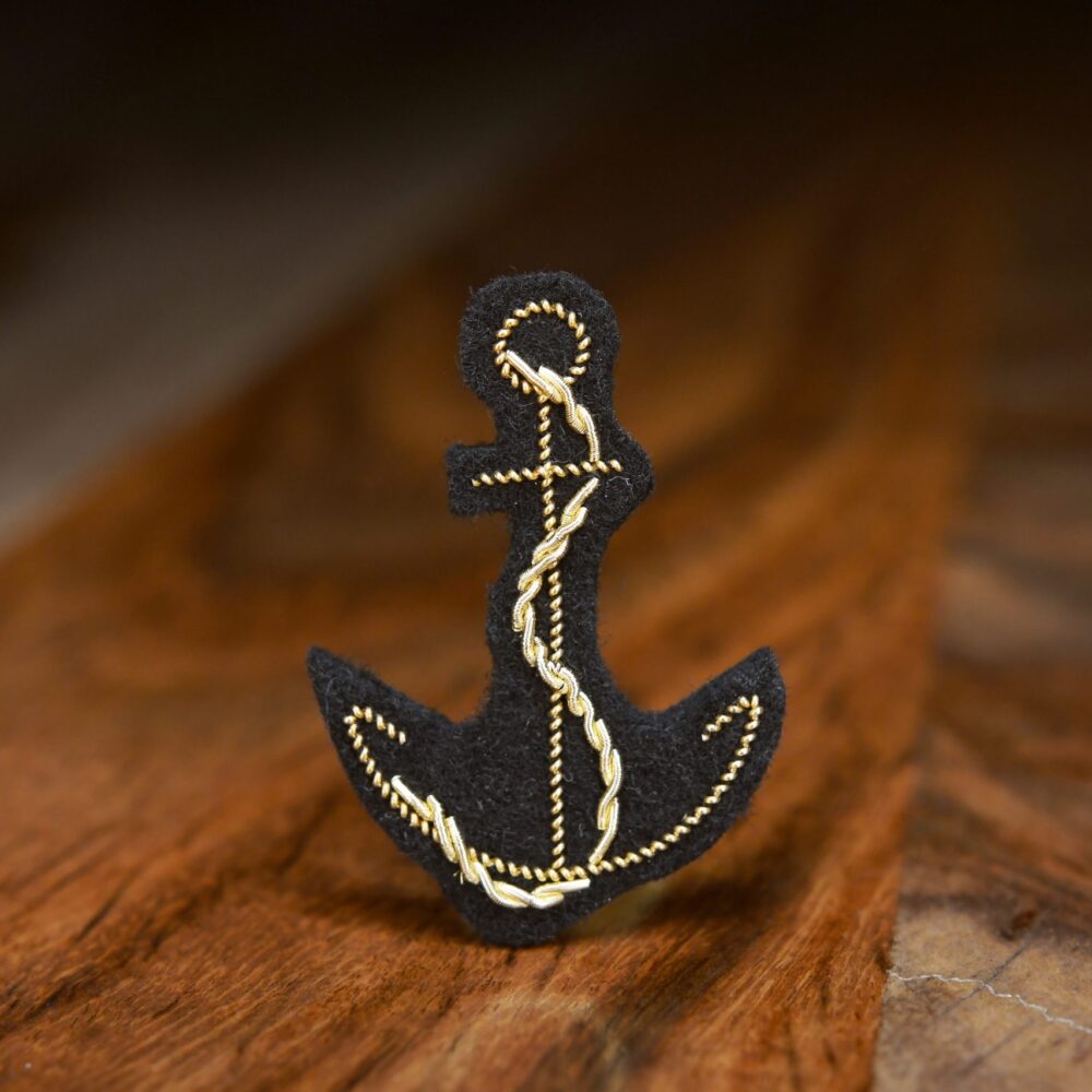 Pin's ancre (or, fond noir)