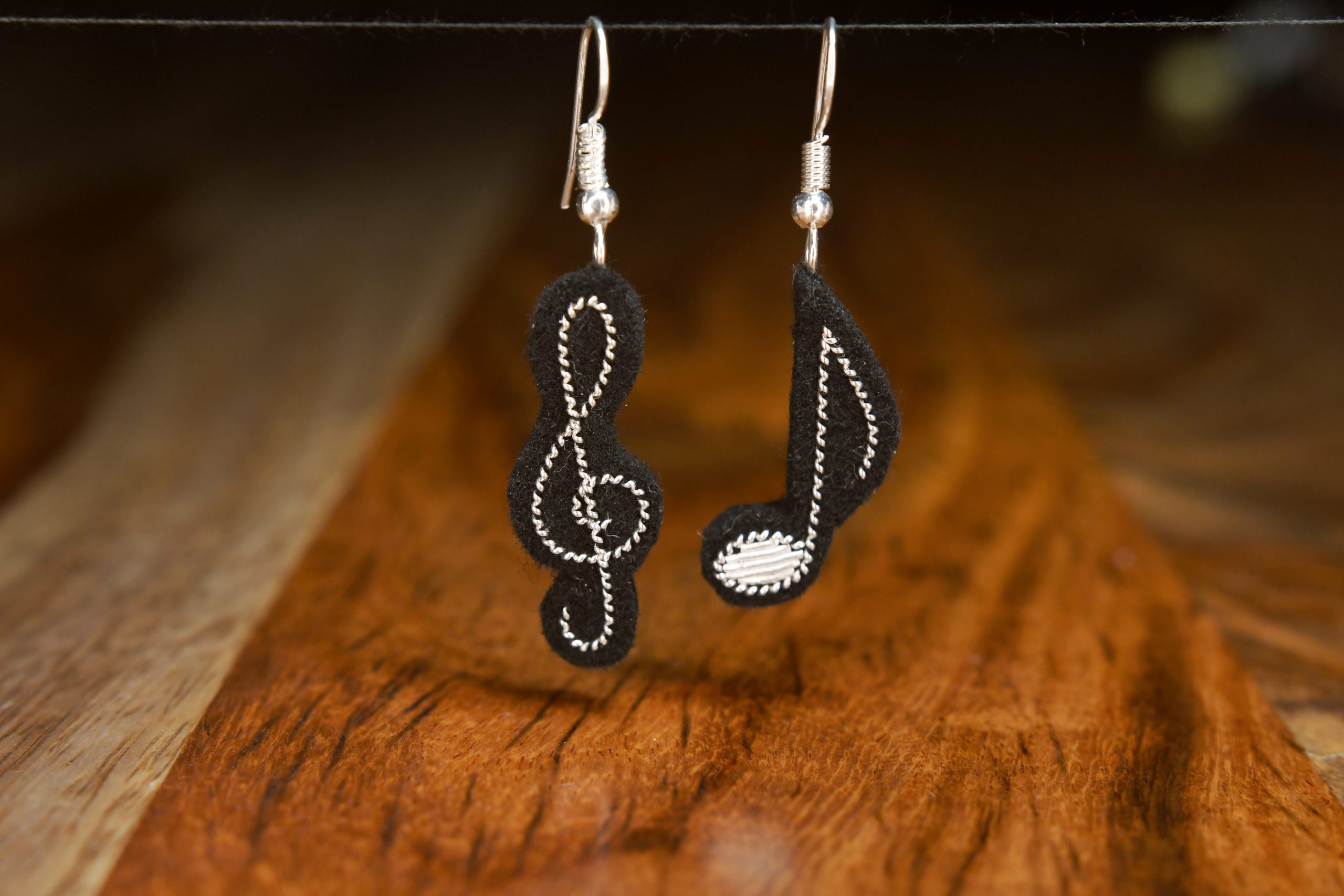 Boucles d'oreilles musicales (argent, fond noir)