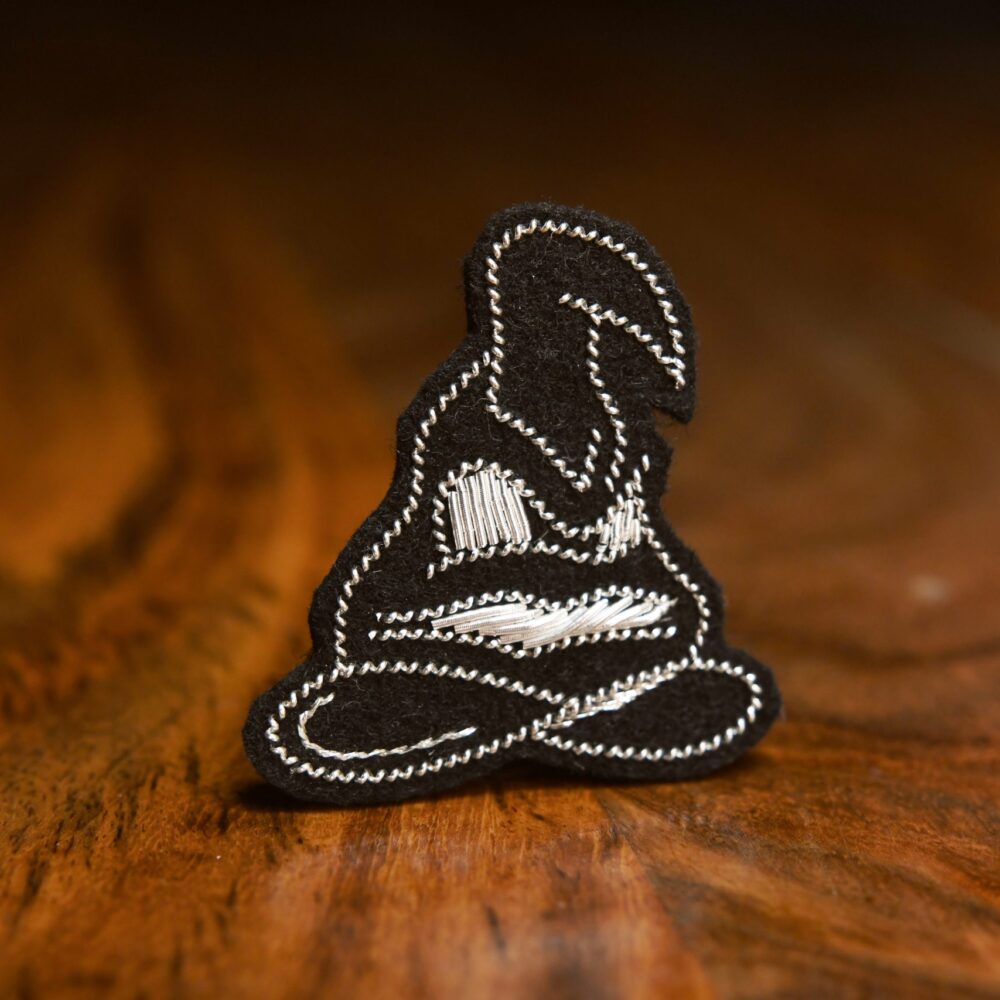 Pin's chapeau magique argent (fond noir)