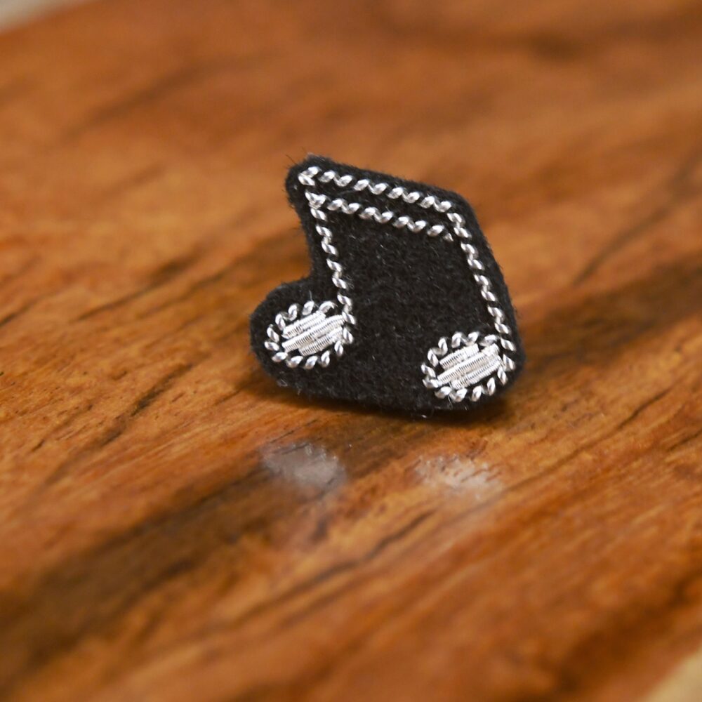 Pin's croches (argent, fond noir)
