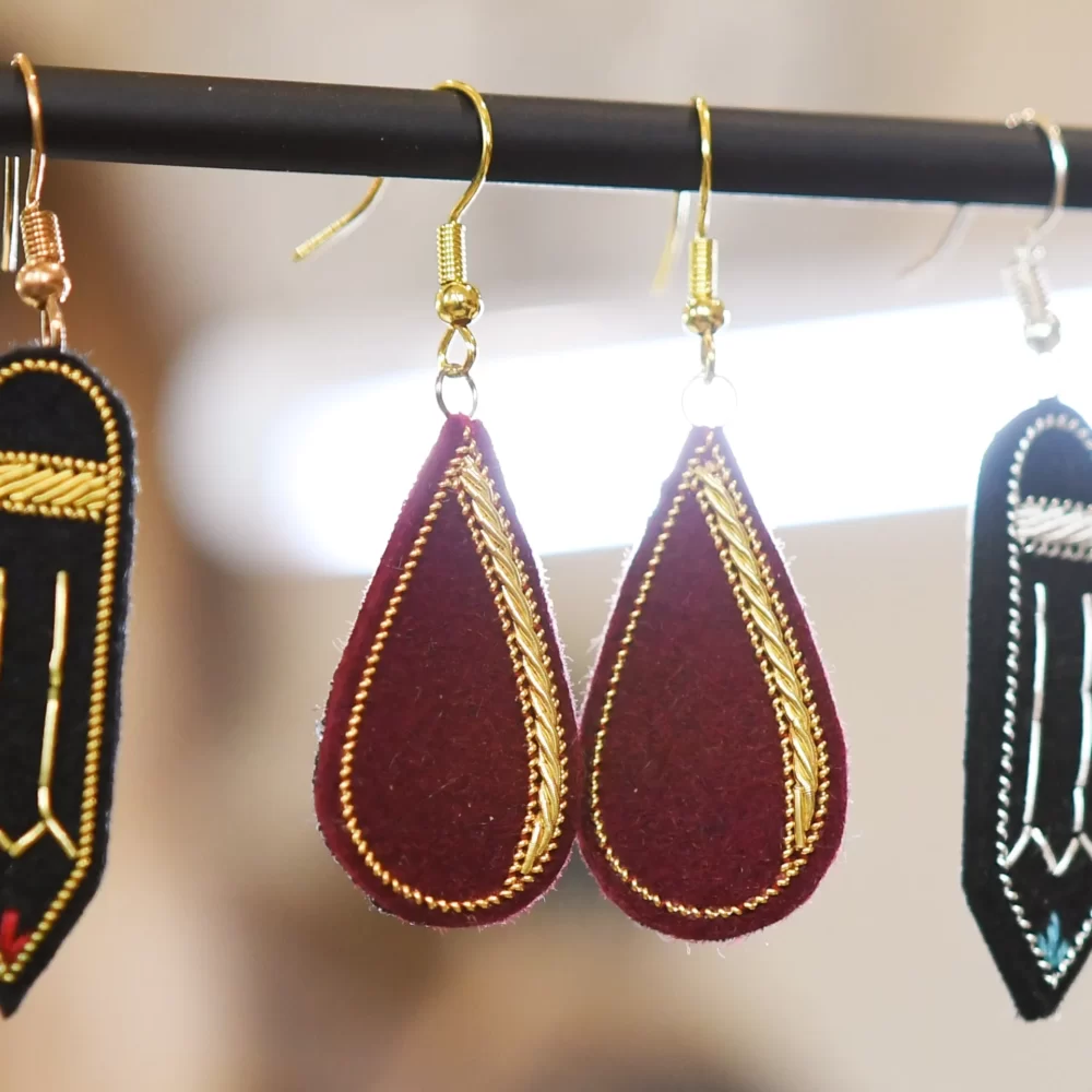 Boucles d'oreilles gouttes (or, fond bordeaux)