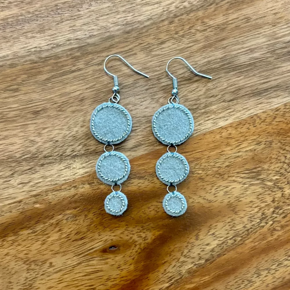 Boucles d'oreilles trio de ronds (argent, fond gris)