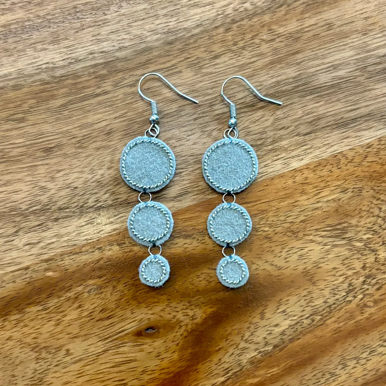 Boucles d'oreilles trio de ronds (argent, fond gris)