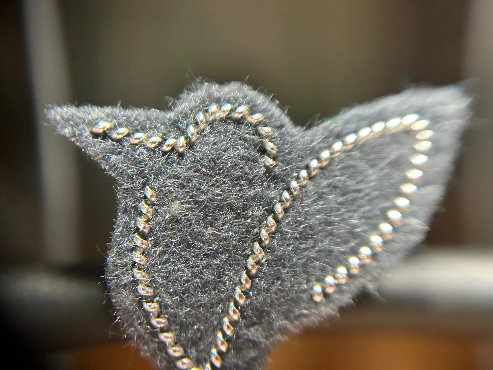 Pin's (argent, fond gris), zoom