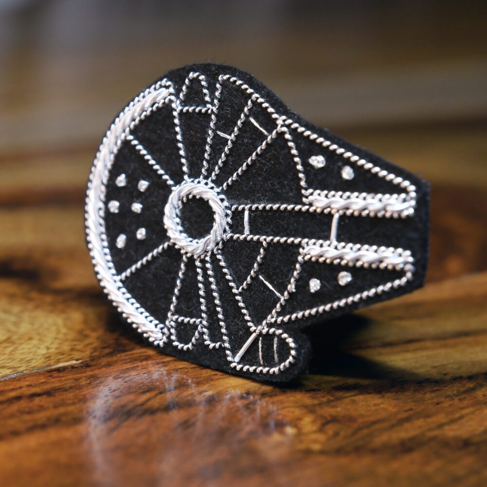 Pin's grand faucon (argent, fond noir)