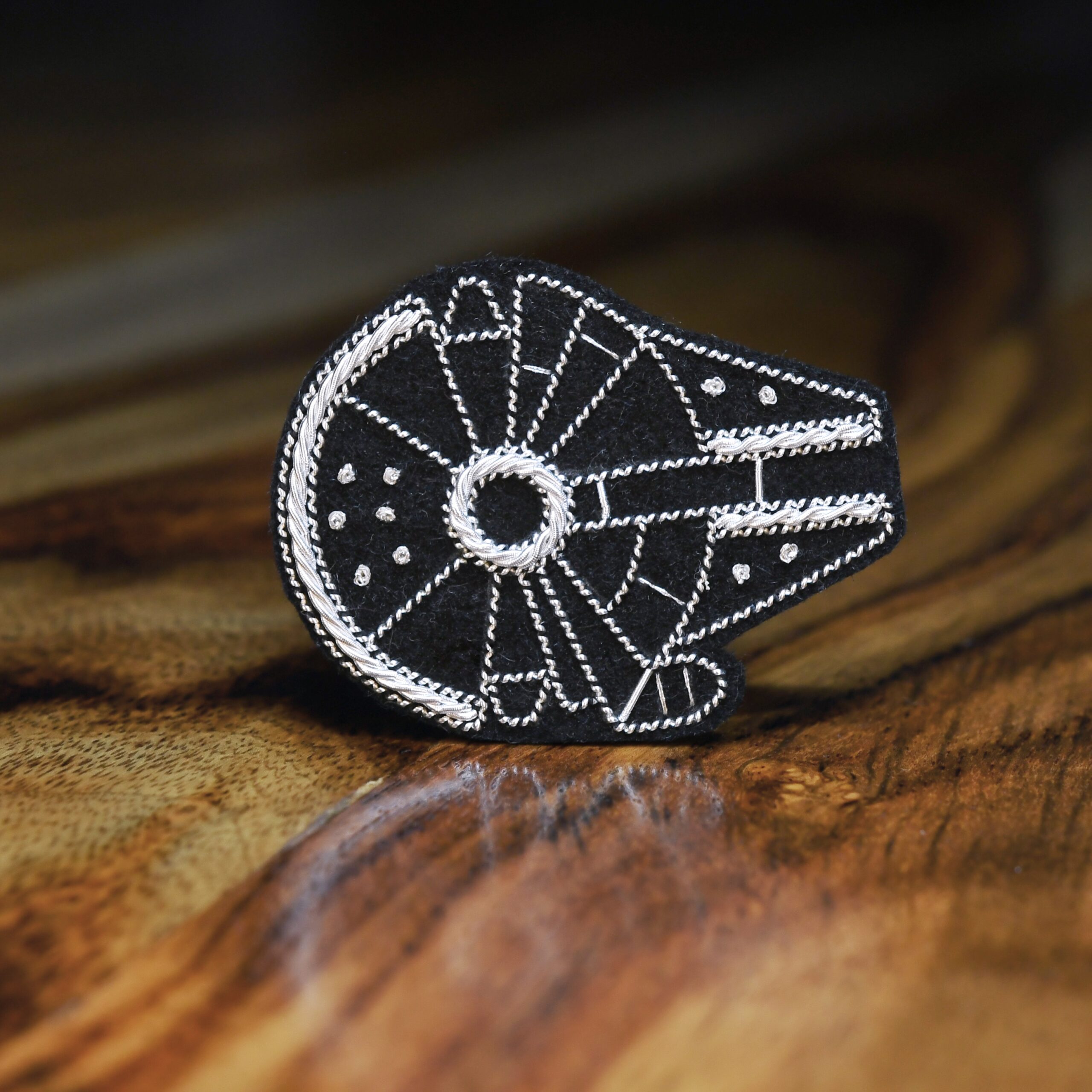 Pin's grand faucon (argent, fond noir)