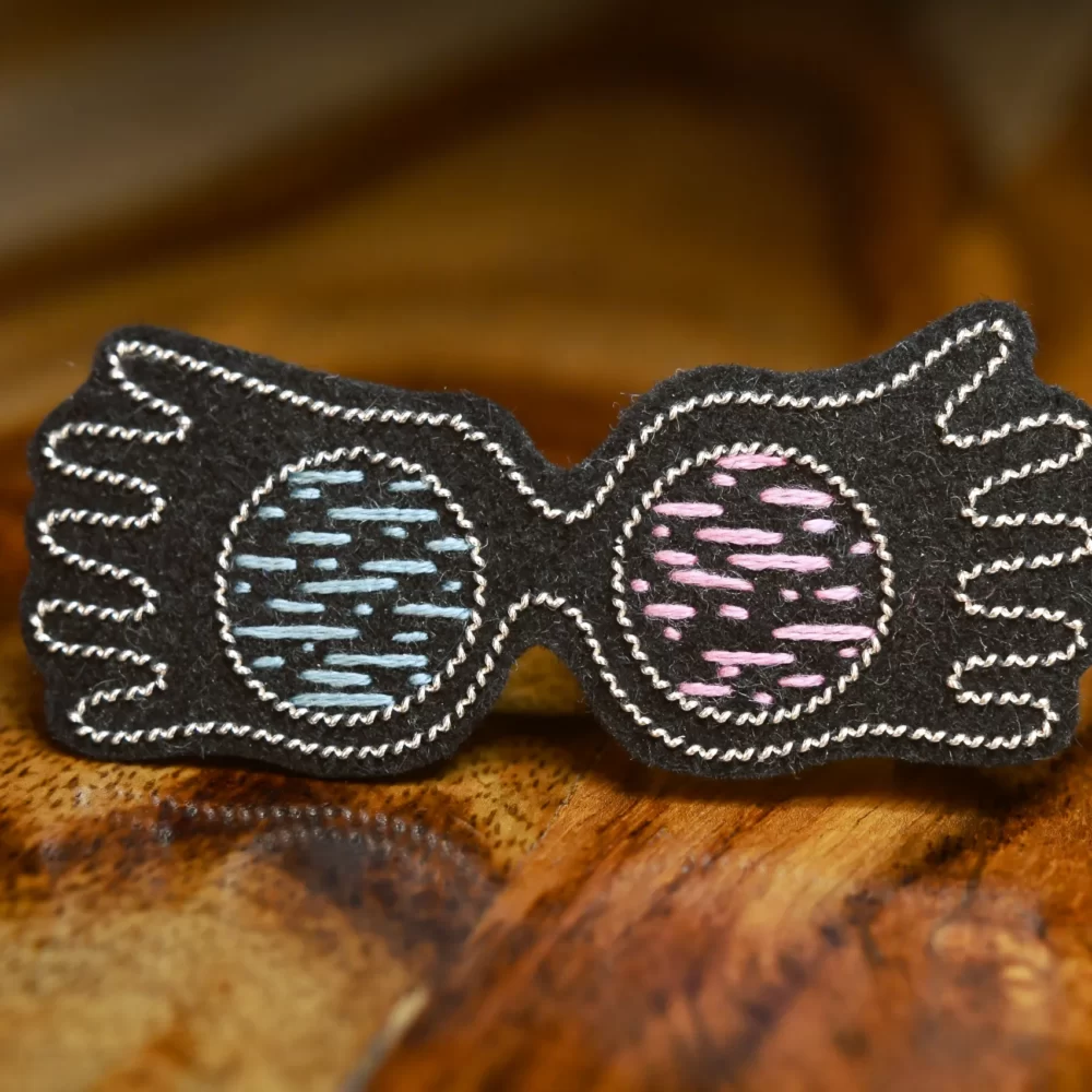 Pin's lunettes (argent, fond noir)