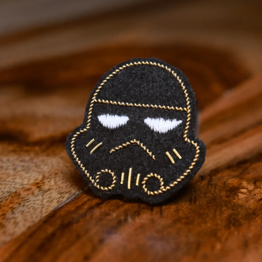 Pin's masque soldat (or, fond noir)