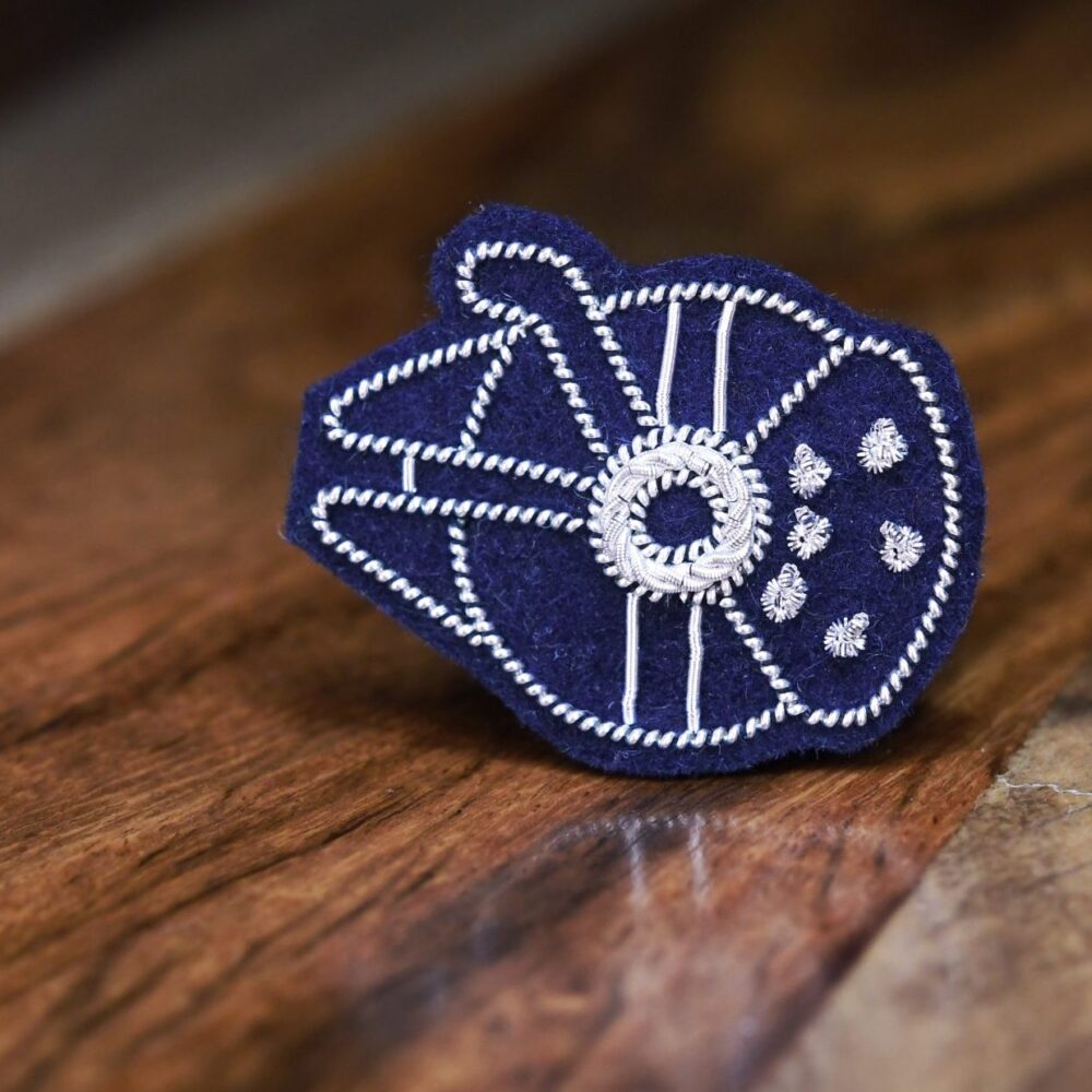 Pin's mini faucon (argent, fond bleu)