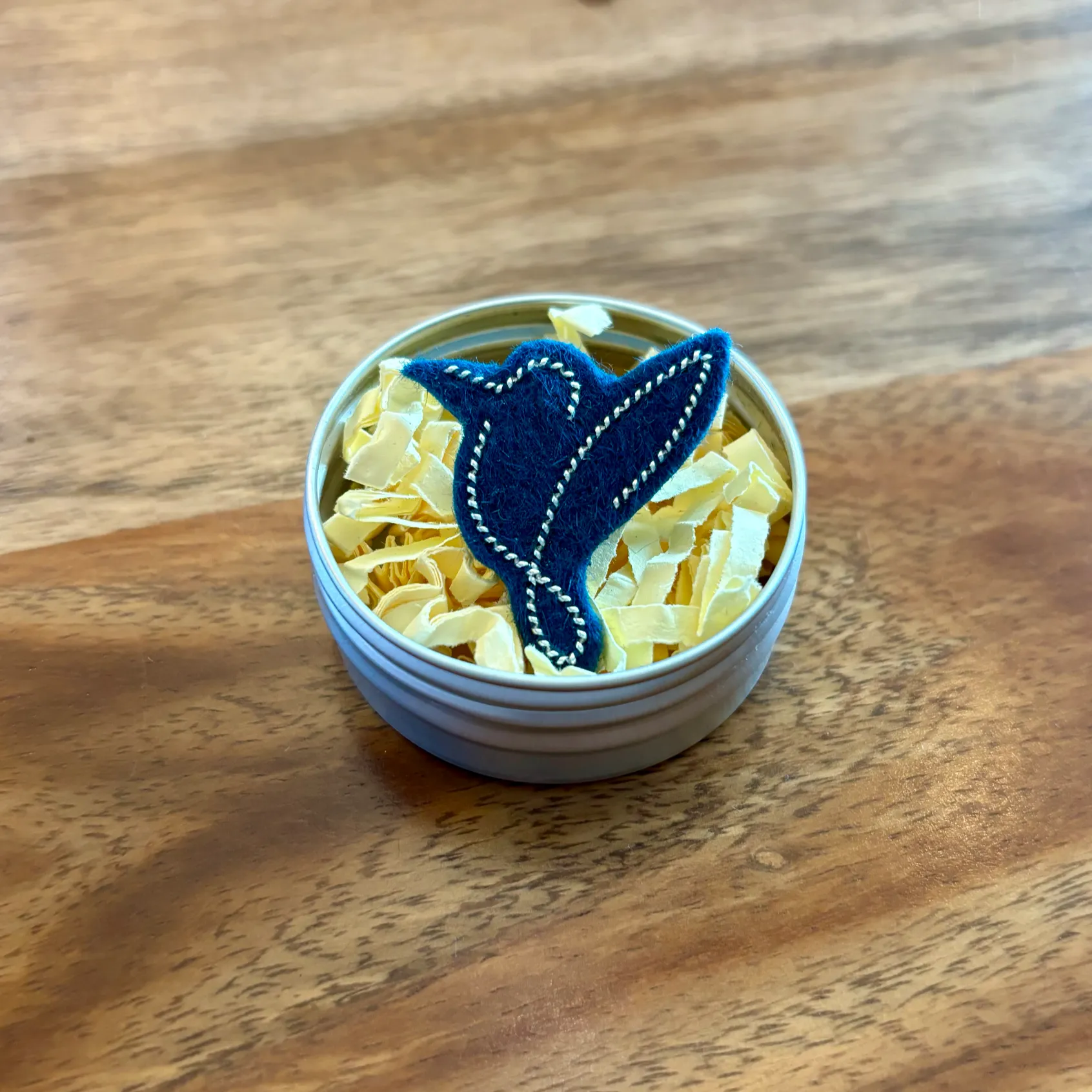 Pin's oiseau (argent, fond bleu canard)