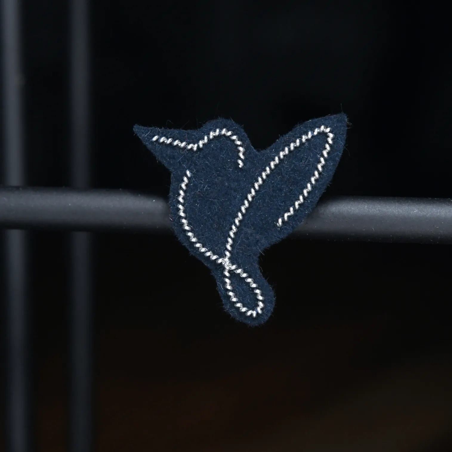 Pin's oiseau (argent, fond bleu marine)