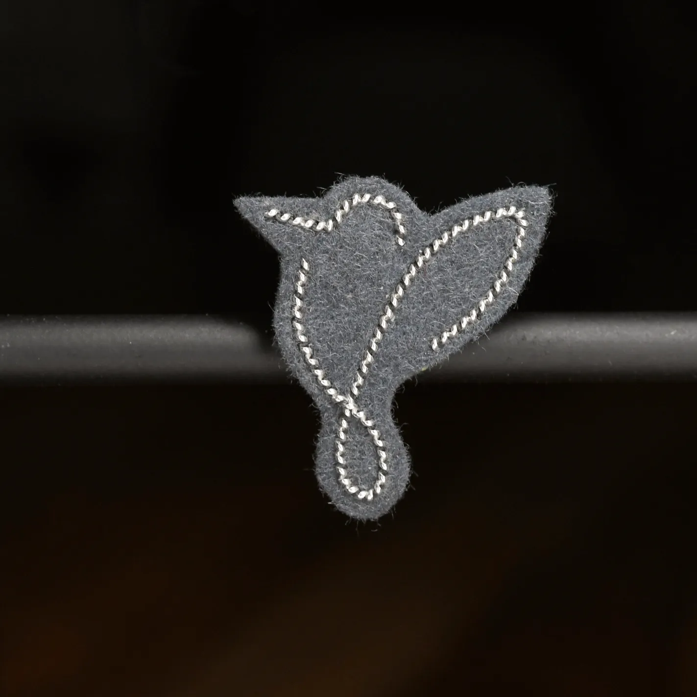 Pin's oiseau (argent, fond gris)