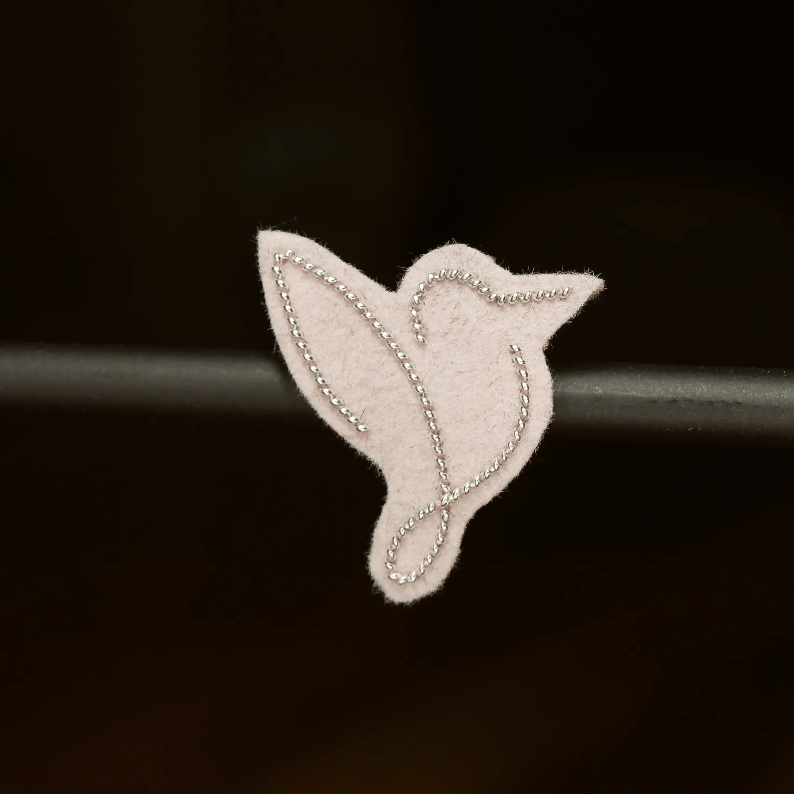 Pin's oiseau (argent, fond rose)