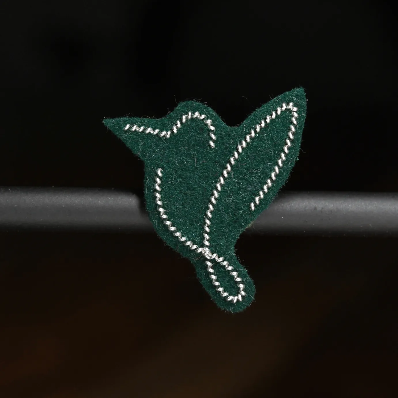 Pin's oiseau (argent, fond vert)