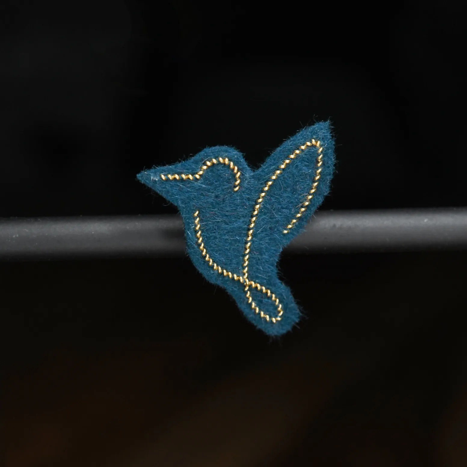 Pin's oiseau (or, fond bleu canard)