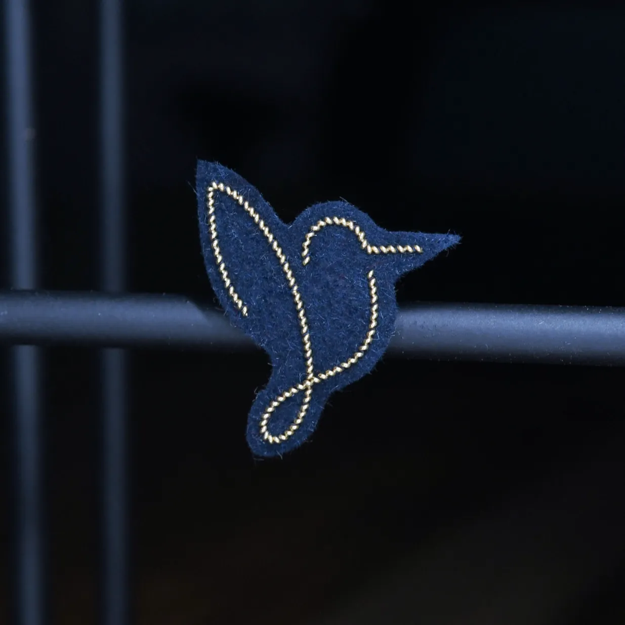 Pin's oiseau (or, fond bleu marine)