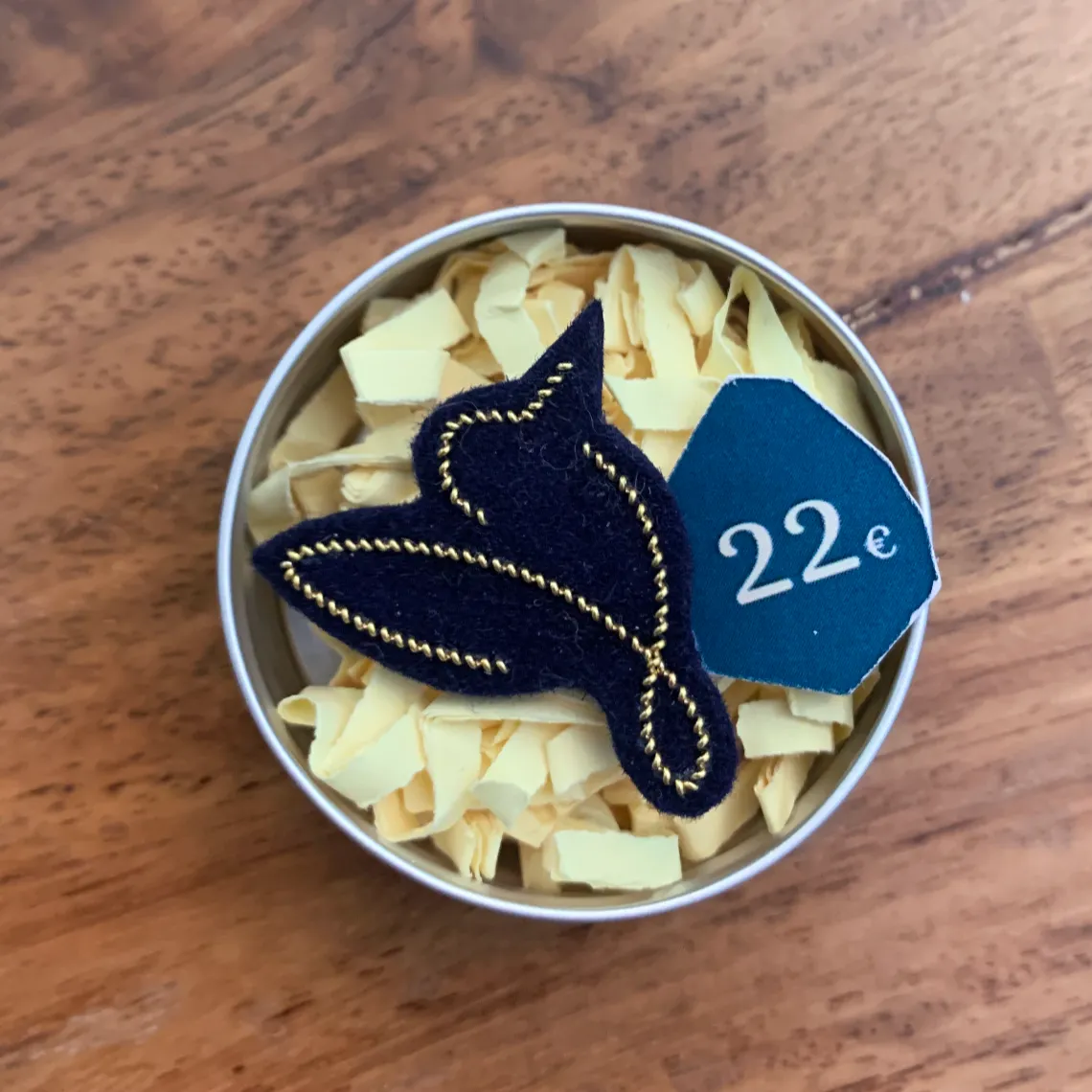 Pin's oiseau (or, fond bleu roi)
