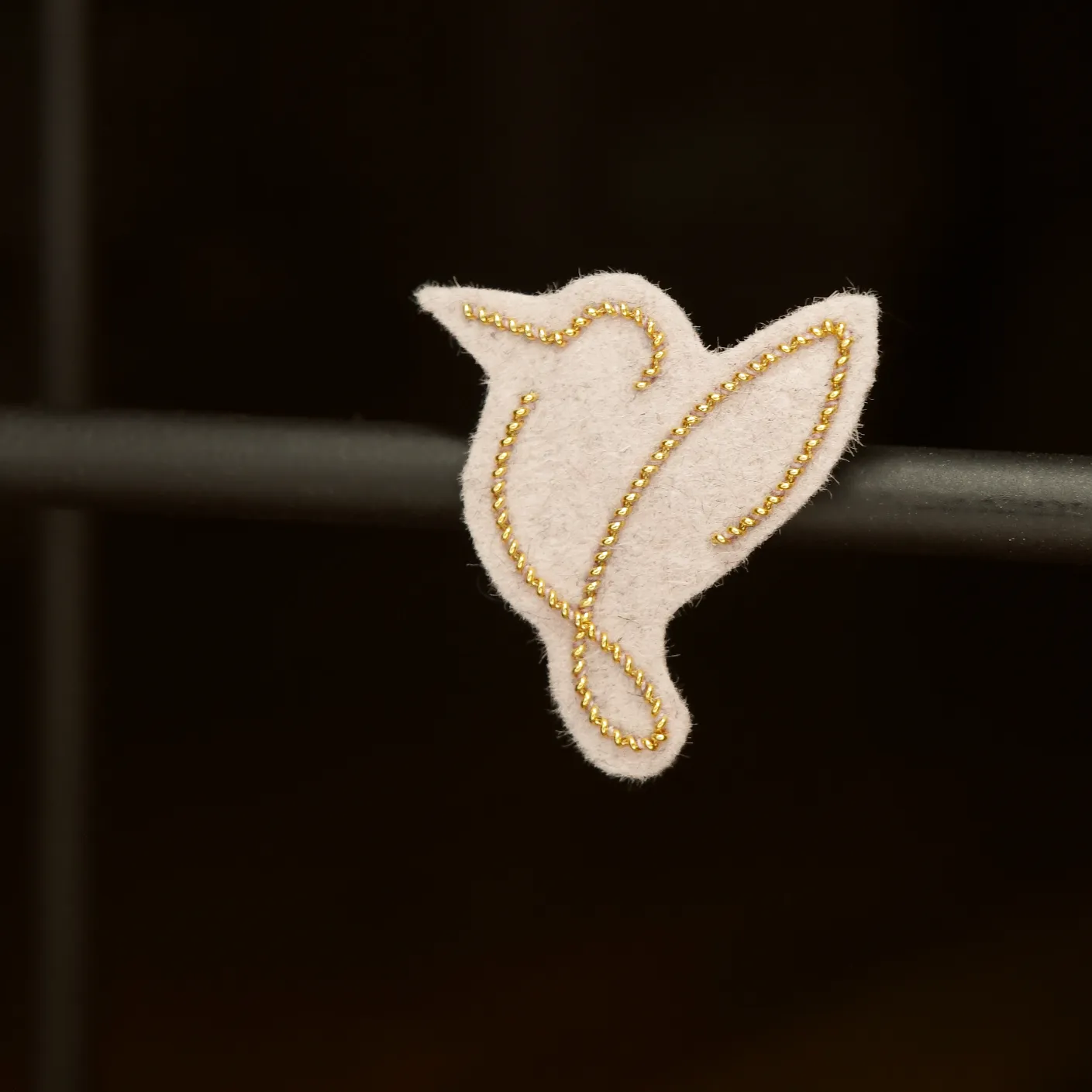 Pin's oiseau (or, fond rose)