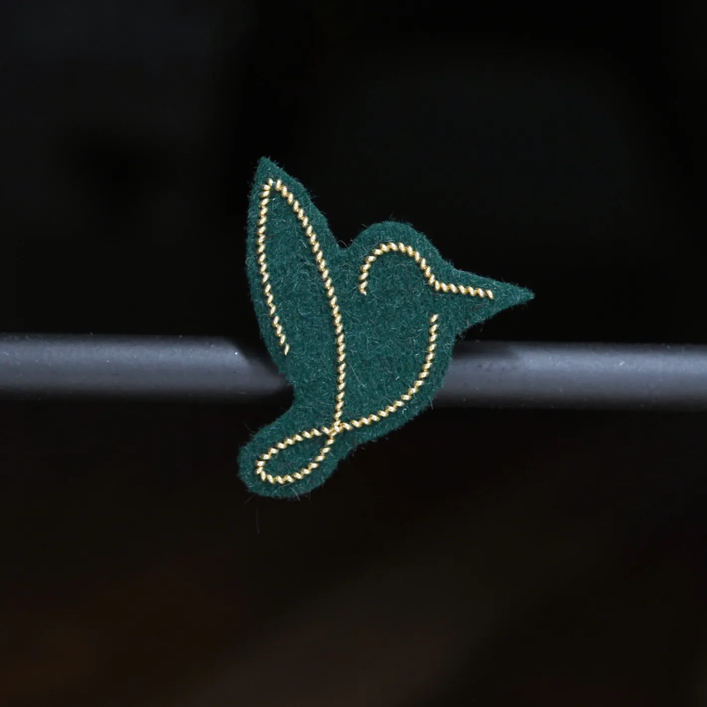 Pin's oiseau (or, fond vert)