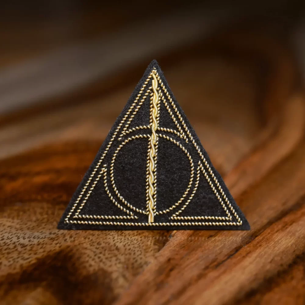 Pin's triangle de la mort (or, fond noir)