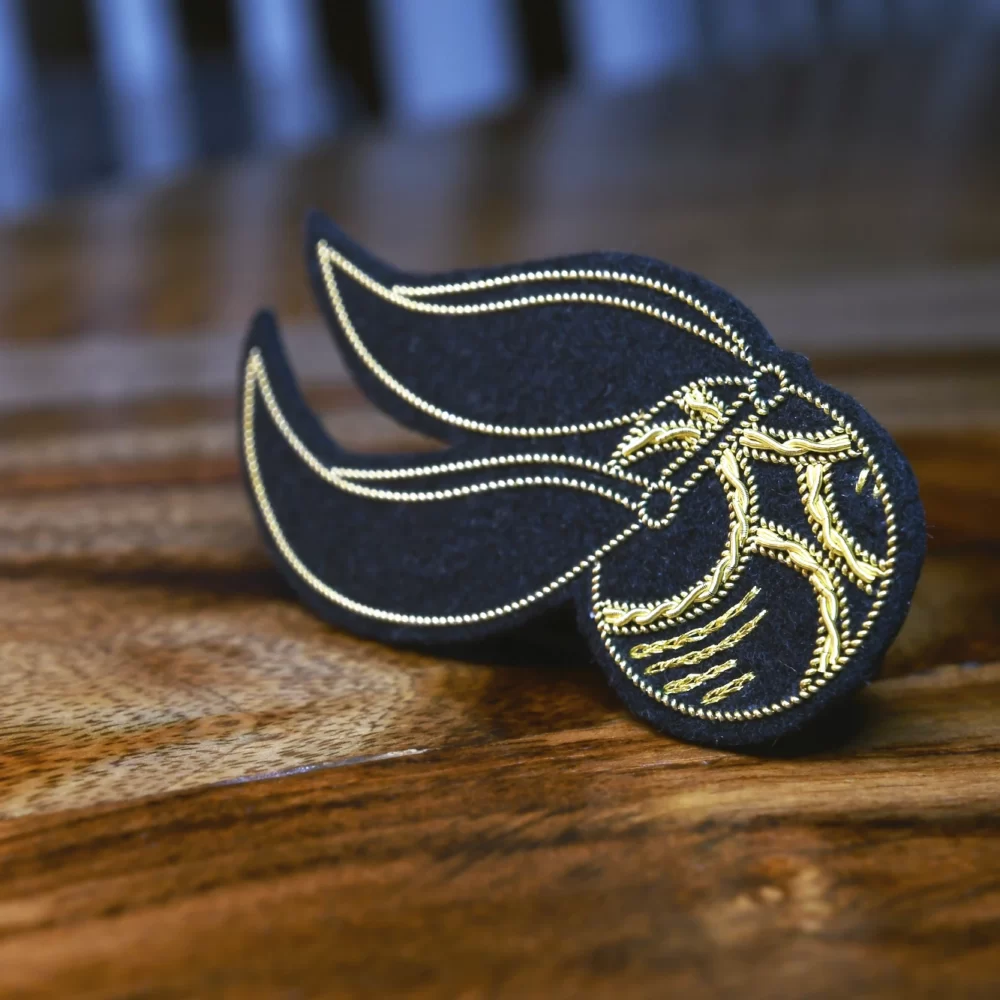 Pin's vif d'or (or, fond noir)